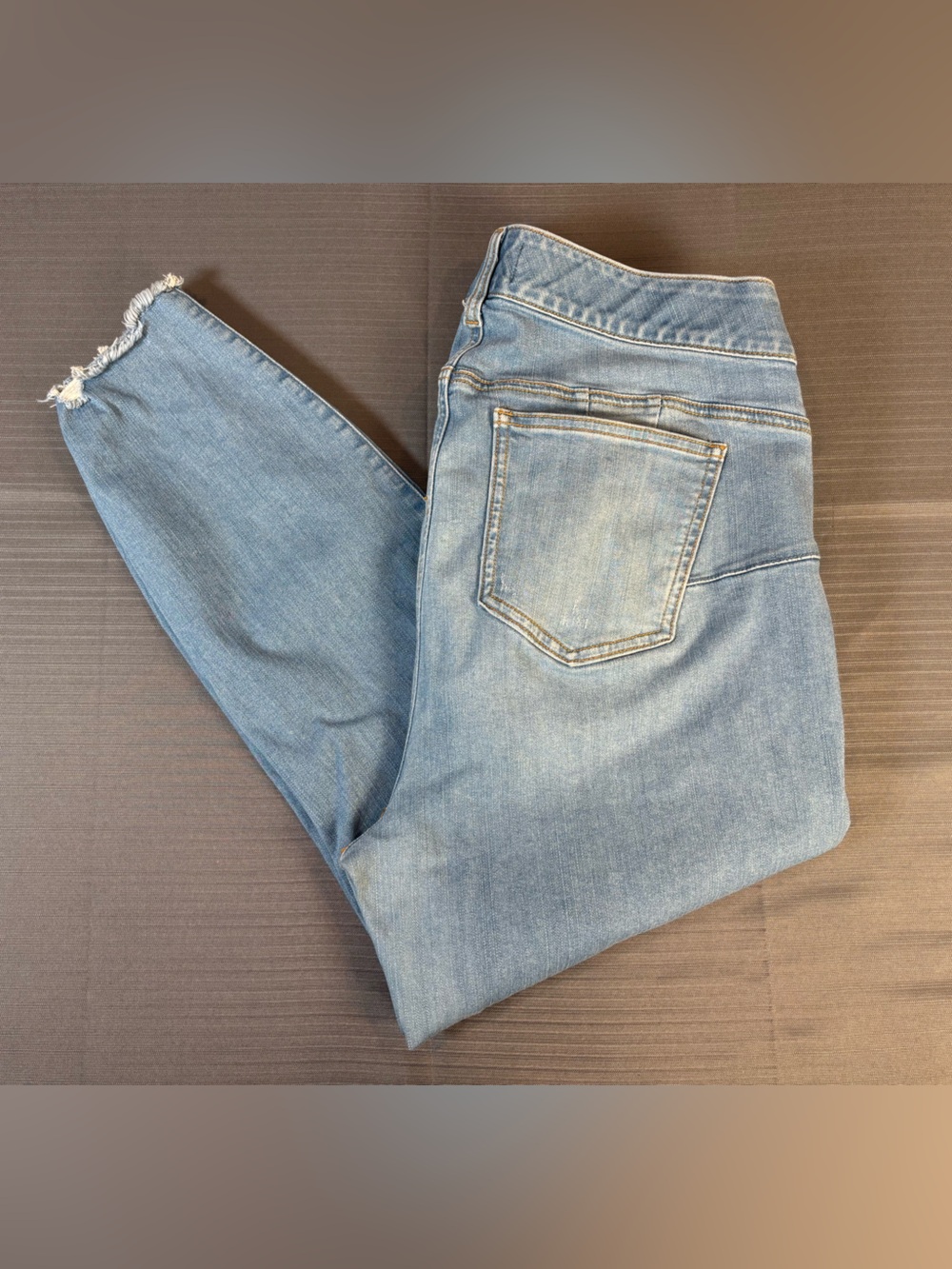 Torrid Bombshell Skinny Crop Jeans Size 20R Light Wash Distressed Raw Hem